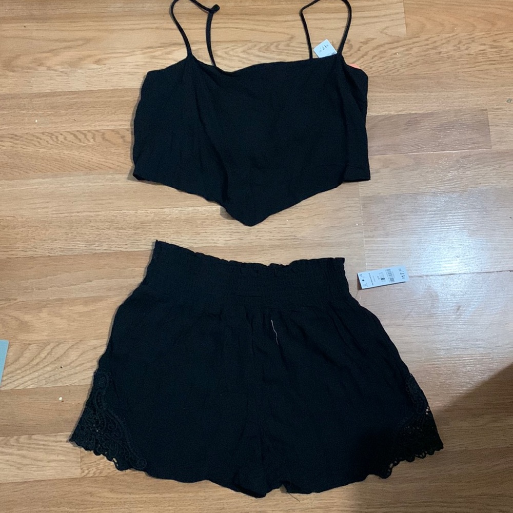Wrinkle material pant set with crop top. It can b adjust with a back knot